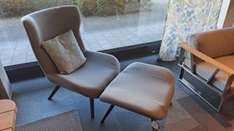 [19002..] Ohrensessel Elin mit Hocker